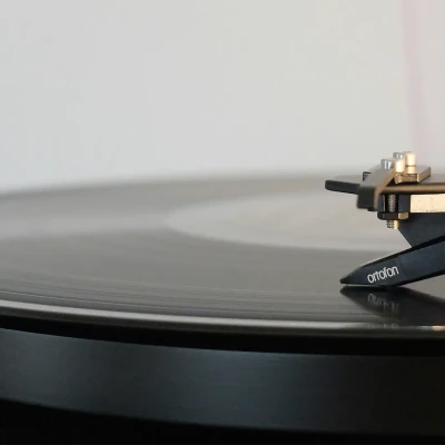 A close-up picture of a record player